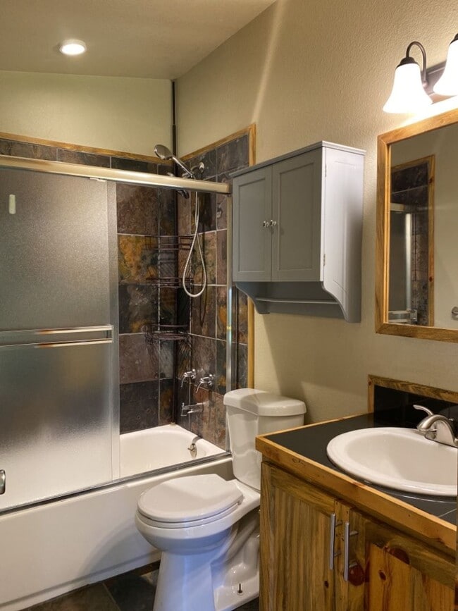 Building Photo - Updated Old Town 3 Bed 2 Bath Home w/ fenced yard and 1 car garage