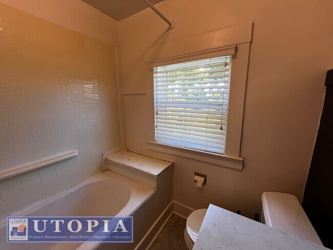 Building Photo - Charming 3 Bedroom, 1.5 Bathroom close to ...