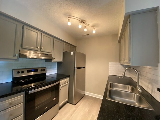 Building Photo - 2 Bedroom, 2 Bath condo