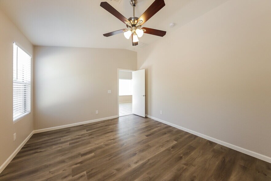 Building Photo - 2128 E Danbury Rd