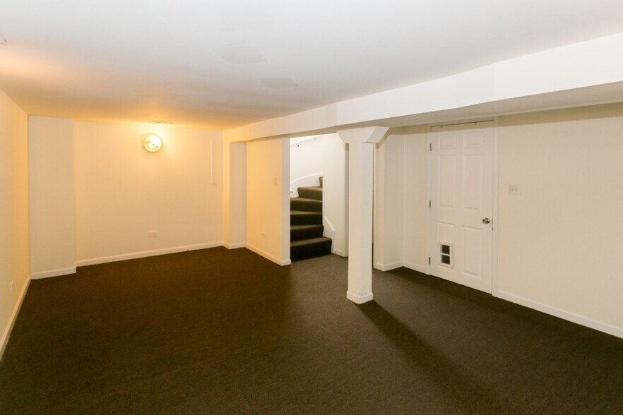 Building Photo - 2835 W Medill Ave