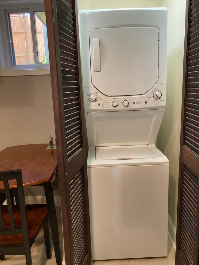 In-unit washer/dryer - 1836 Varnum St NE