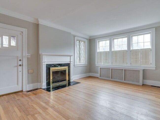 Building Photo - Charming 3BR/1B Conveniently Located Near Rhodes College!