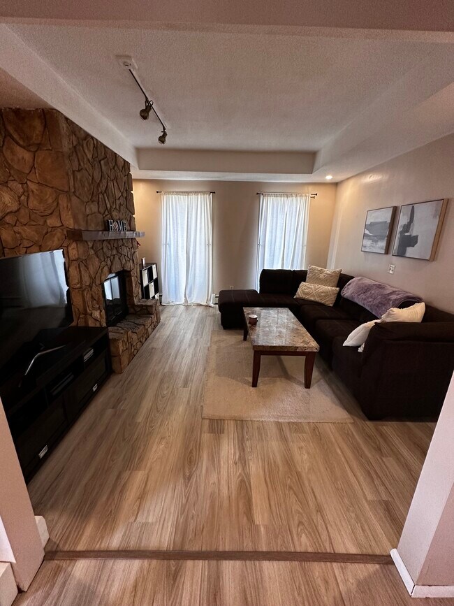 Building Photo - 853 Townsend Ave