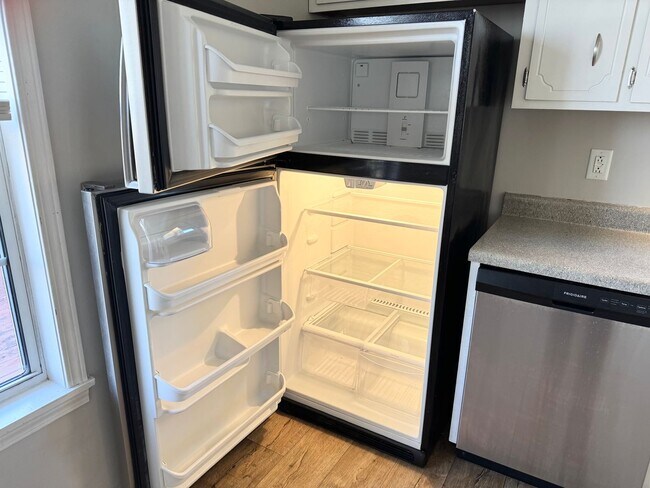 Building Photo - Nicely Updated Home MOVE IN READY!