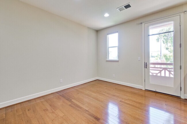 Building Photo - Excellent 4 Bed 2.5 Bath Town Home!