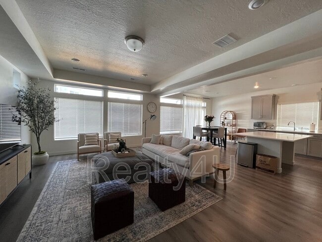 Building Photo - 138 E Crown Point Dr