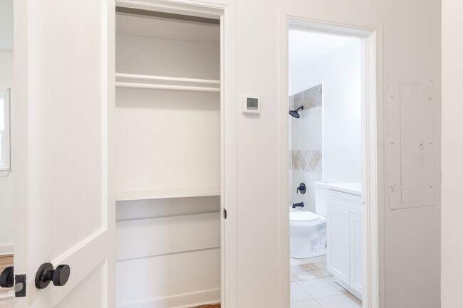 Building Photo - Beautiful Newly Renovated 2/1 w/ Large Fen...