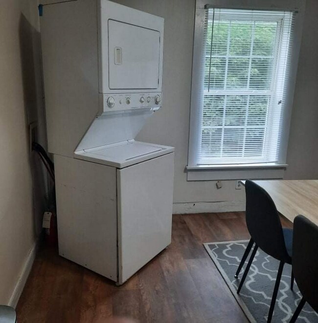 Building Photo - 761 King St