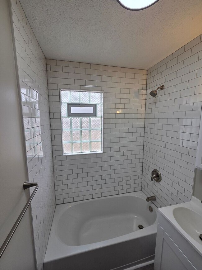 Building Photo - 3 bed, 1 bath, 1 car garage with fenced in backyard. District 66, right next to Aksarben!