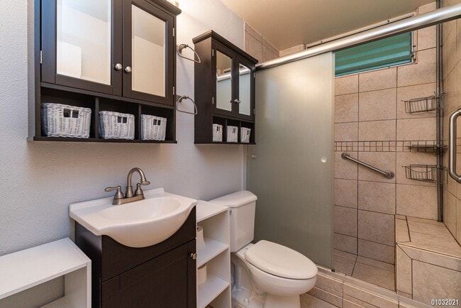 Building Photo - Pet Friendly 2-Bedroom, 1-Bath, 2-Parking ...