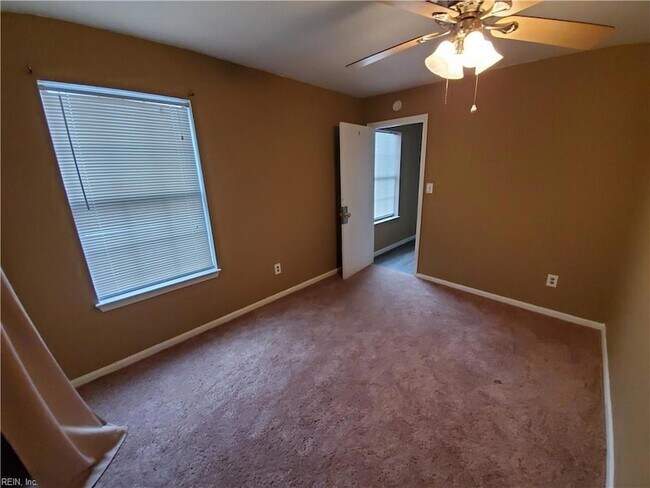 Building Photo - 1536 W 40th St