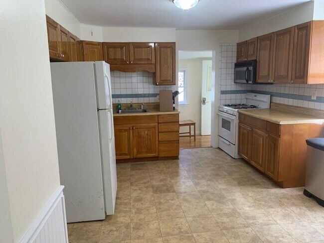 Building Photo - Beautiful 3 bed 1.5 Bath Single Family Home For Rent