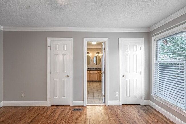 Building Photo - NW Large Updated Home! LR, DR, Den, FP, Ha...