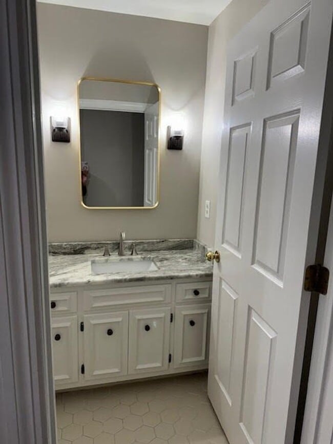 Building Photo - Spacious 2BR/2BA Green Hills Condo – Prime...