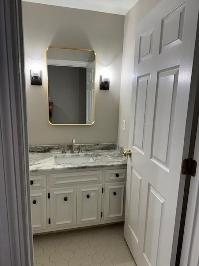 Building Photo - Spacious 3BR/2BA Green Hills Condo – Prime...