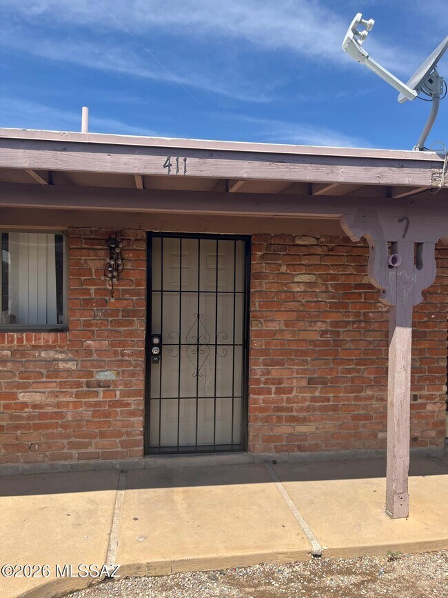 Building Photo - 413 E Delano St
