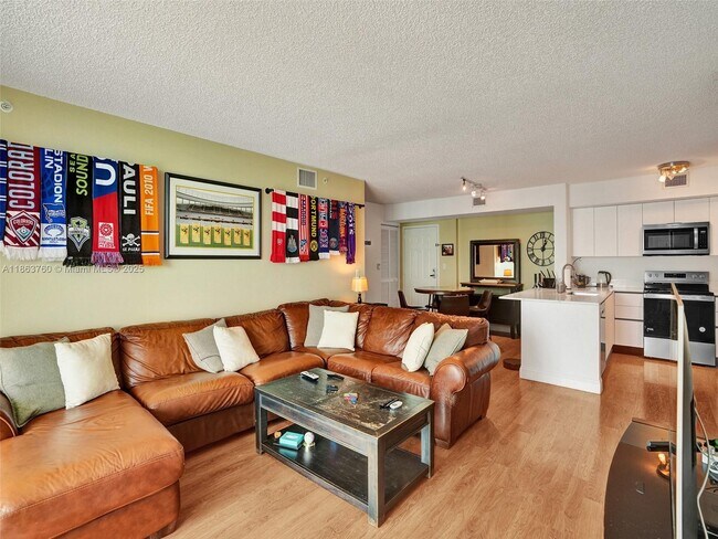 Building Photo - 1155 Brickell Bay Dr