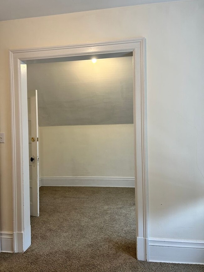 Building Photo - AVAILABLE NOW! 4 Bedroom Near Chester Cree...