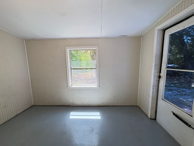 Building Photo - 2 Bedroom, 1 Bathroom House in High Point!