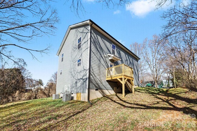 Building Photo - 106 10th Ave SE