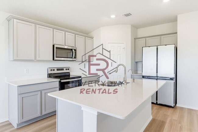 Building Photo - 3 bedroom 2 bath open concept