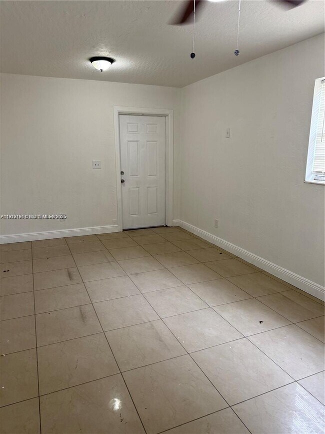 Building Photo - 2730 NW 15th Ct