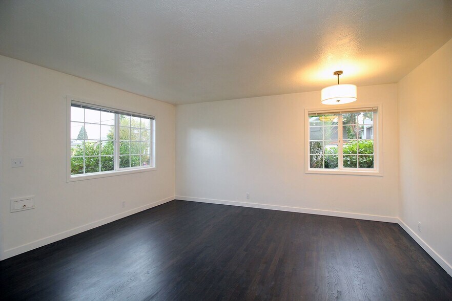 Building Photo - 5535-5535 SE 17th Ave