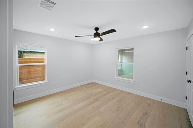 Building Photo - 6307 N Hampton Dr
