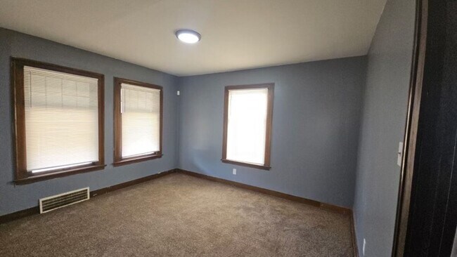 Building Photo - Charming 3-Bedroom Property in Prime Location