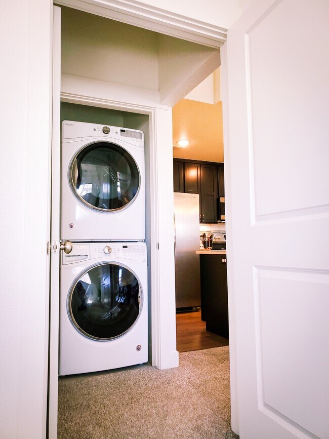 Washer/dryer - 4672 Hahns Peak Dr