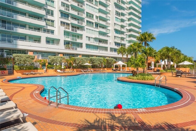 Building Photo - 300 South Pointe Dr