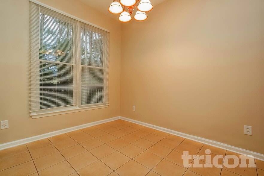 Building Photo - 605 Kaylins Ct SW