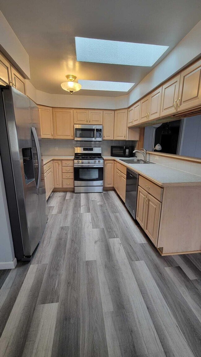 Building Photo - 655 Robinwood Dr