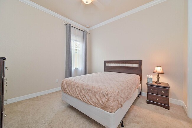 Building Photo - **Bella Terra Estate 5BED/3BATH - 3 Car ga...