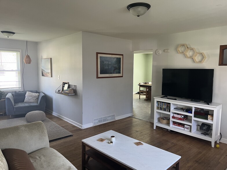 Building Photo - 632 S Anna Ave