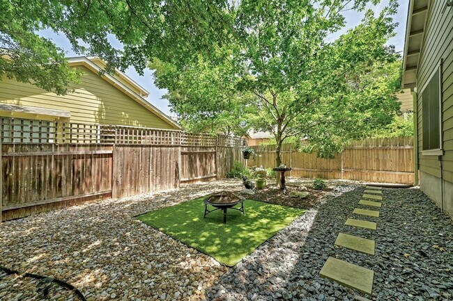 Building Photo - 2408 Amur Dr