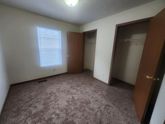 Building Photo - 2 Bedroom Lower Apartment