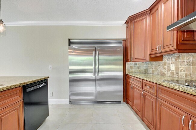 Building Photo - 4610 Pine Tree Dr