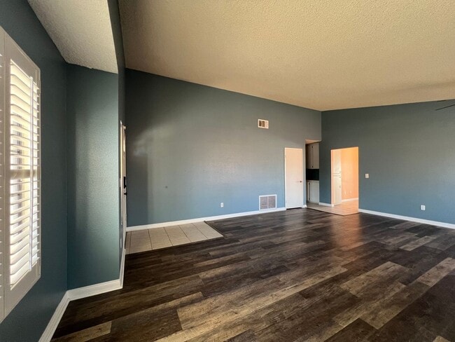 Building Photo - 3 Bedroom 2 Bathroom House with Swimming P...