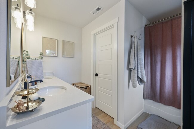 Building Photo - Spacious & Stylish 4-Bedroom A/C Townhome!