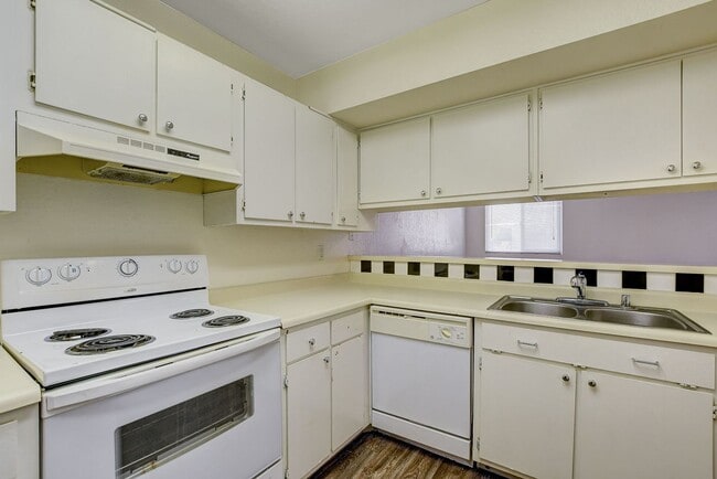 Building Photo - 6750 Del Rey Ave
