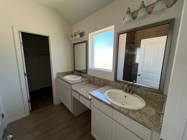 Building Photo - Stunning 3 bedroom, 3 bathroom home locate...