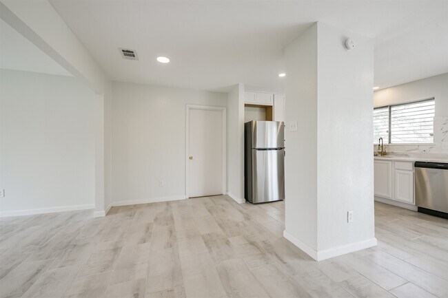 Building Photo - 2114 Shasta Dr