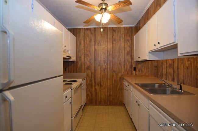 Building Photo - 2 Bedroom Duplex - Section 8 Accepted