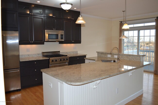 Building Photo - 606 Park Ave