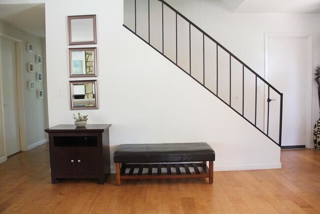 Building Photo - Gorgeous 4 Bedroom, 2 Bath in the Lovely Huntington Beach!