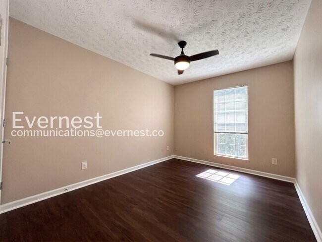 Building Photo - 3 Bed/2.5 Bath Town Home with Off-Street Parking / Available Now!