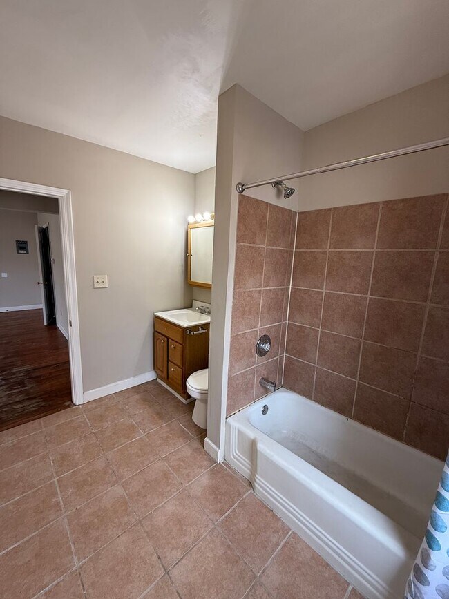 Building Photo - 562 Edmund Ave W