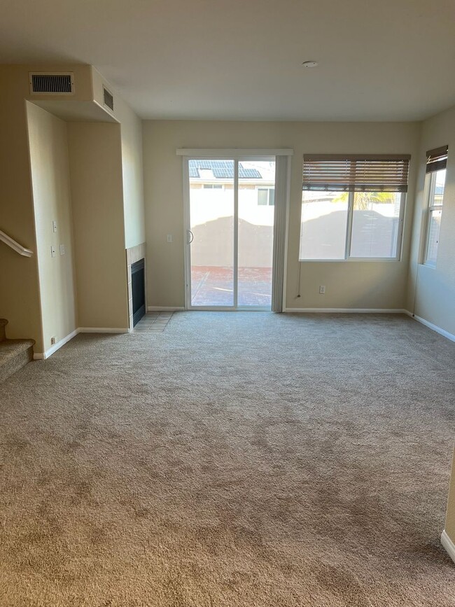 Building Photo - Eastlake Beauty 3 bedroom, 2.5 Bath